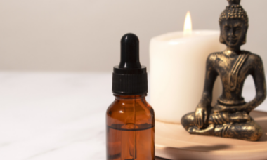 aromaterapeuta vela e óleo essencial com mini buda