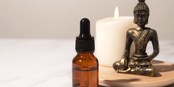 aromaterapeuta vela e óleo essencial com mini buda